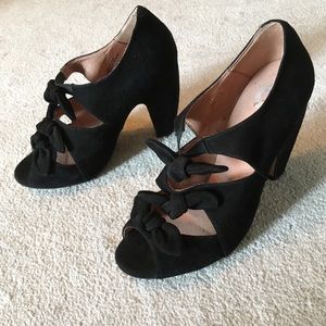 New LeatherSuede Designer Pumps Made in Spain Sz41